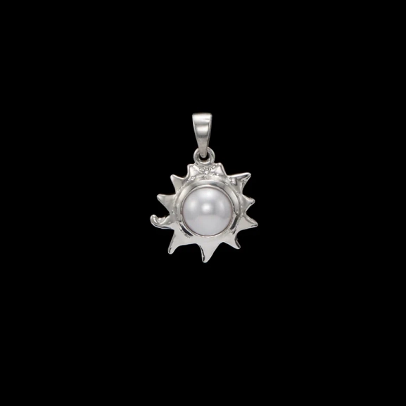 Charmed Sun Anhänger aus Silber mit Süßwasserperle