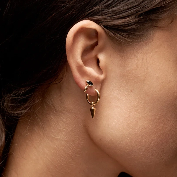 Tiny Poison Arrow Earring Gold - Maria Nilsdotter - 1-2 dagars leverans - Nordic Spectra
