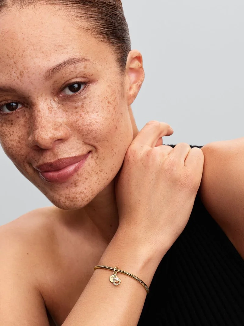 Guldpläterad Medaljongberlock med vita konstpärlor och zirkonianstenar från Pandora Moments.