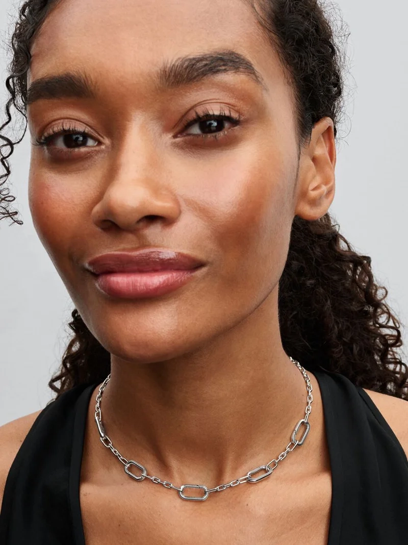 Elegant halsband med fem länkar i äkta silver från Pandora ME kollektionen. Skapa din unika stil med upp till 2 charmiga hängberlocker eller 8 minihängberlocker. Låt din kreativitet flöda!
