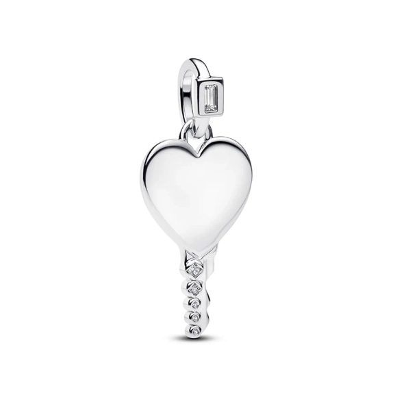 Ein herzförmiger Anhänger aus Sterlingsilber mit Blattdekor und funkelnden Zirkonia-Steinen aus der Pandora Moments Kollektion. Kreieren Sie Ihren ganz eigenen Stil mit diesem eleganten Schmuckstück.