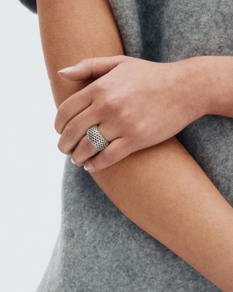 Silverfärgad Edblad Viva ring i rostfritt stål med elegant och tidlös design