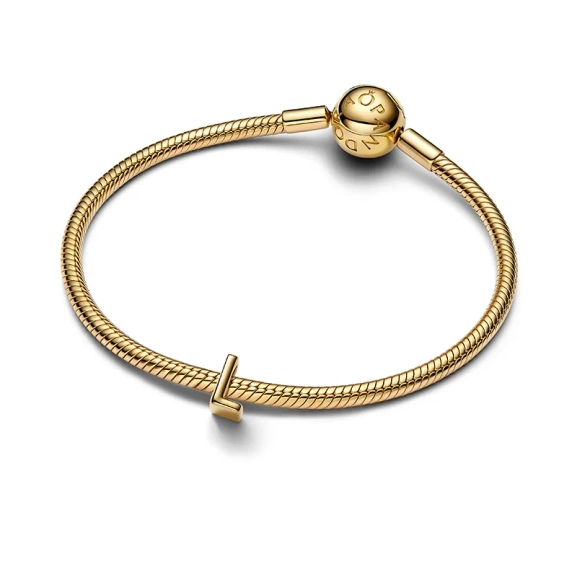 Bokstaven L Berlock Guld från Pandora Moments ger din stil en personlig prägel med subtil glans och sofistikerad design.