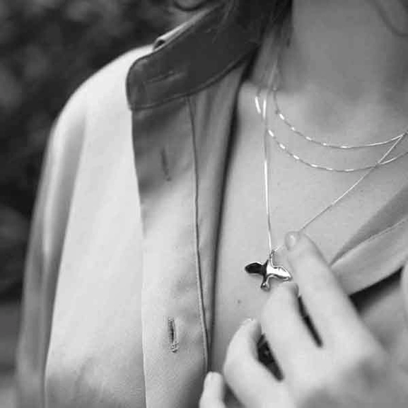 Dove Necklace Small Gold - Emma Israelsson - Snabb frakt & paketinslagning - Nordicspectra.se