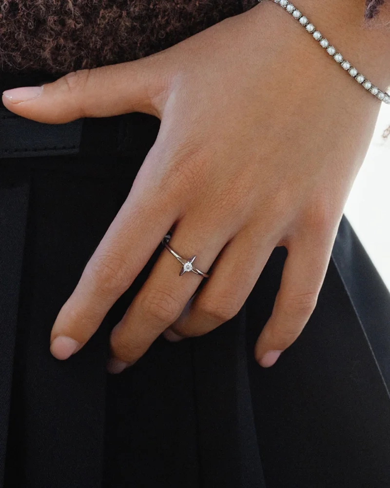 Ring i polerat rostfritt stål med stjärndekoration och gnistrande cubic zirconia