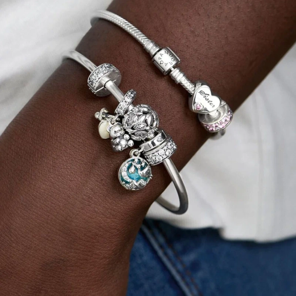 Skimrande Pavé Klämstopp i silver med Cubic Zirconia stenar från Pandora Moments kollektionen.