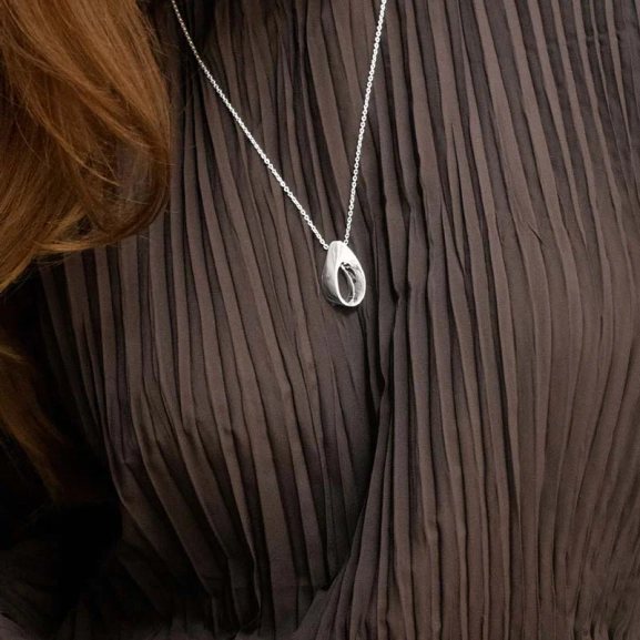 Aqua Swirl Necklace - Drakenberg/Sjölin Halsband- Snabb leverans & paketinslagning - Nordic Spectra
