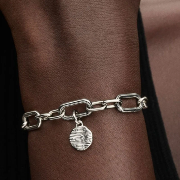 Vågor Minimedaljong i äkta silver från Pandora med gnistrande cubic zirconia för en sofistikerad och unik stil.
