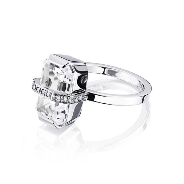 Little Bend Over Crystal Quartz White Gold - Efva Attling ringar - Snabb frakt & paketinslagning - Nordicspectra.se