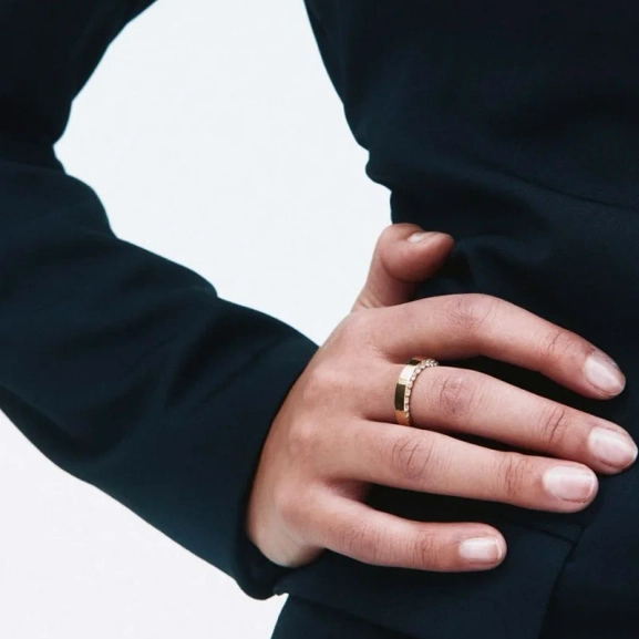 Guldfärgad ring i 14K guldpläterat stål med gnistrande cubic zirconia-stenar från Edblads Monarch-kollektion.