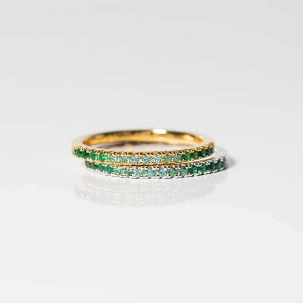 eleganter und dünner Ring aus 18 Karat vergoldetem Silber mit funkelnden grünen Zirkonia.