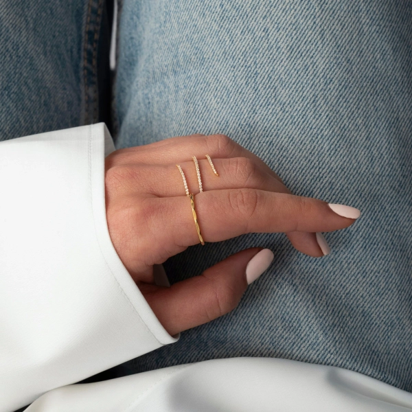 Sparkle Wrap Ring Gold i återvunnet sterlingsilver medn en 18k guldplätering och med gnistrande kubiska zirkoner Elegant spiraldesign för både vardag och fest.