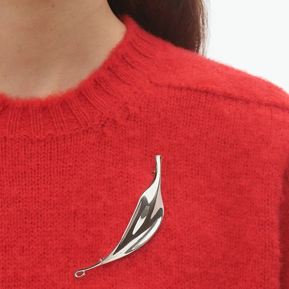SS25_ECOM_ON-MODEL_VIVIANNA_BLOOM_BROOCH 3_3531591_Close-ups