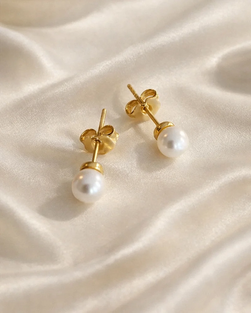 Petite Pearl Single Studs Gold: små örhängen i 18K guld med sötvattenspärlor