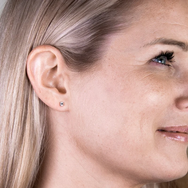 Aure 17 D Örhängen Vitguld - Schalins - Smycken för de speciella tillfällena - Nordic Spectra