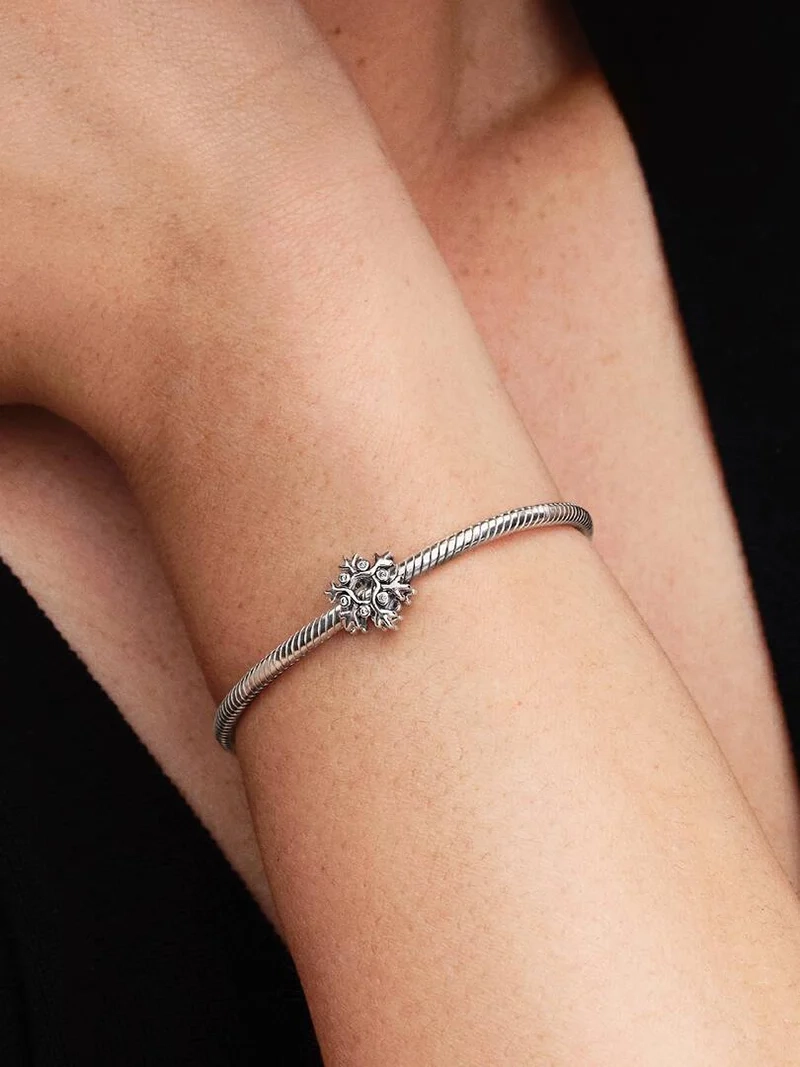 fångar frostens magnifika skönhet och adderar en känsla av säsongens glans till din stil.