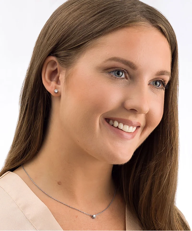 Klassiskt örhänge i medicinsk titan med 5 mm gnistrande cubic zirconia i stilren bezelinfattning.