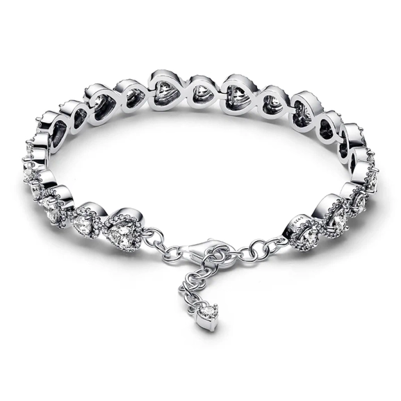 Silver tennisarmband med 23 hjärtformade stenar och 363 fadeninfattade kubisk zirkonia. En symbol för kärlek och romantik från Pandora Timeless kollektionen. Perfekt gåva för någon speciell.