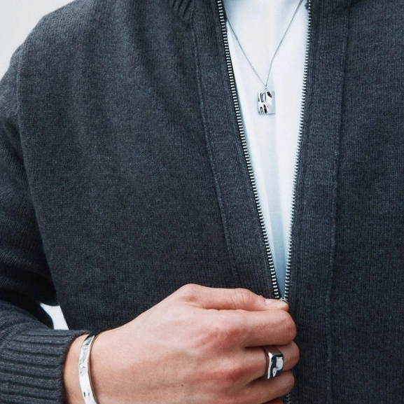 Halsband i polerat rostfritt stål med tunn kedja och hamrat