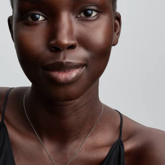 funkelnden Steinen an einer Silberkette.