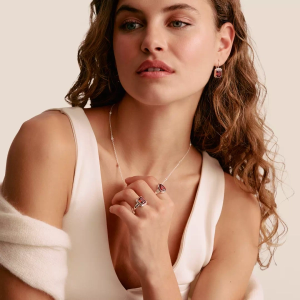Elyndra oktagonring från Thomas Sabo i silver med röd oktagonslipad cubic zirconia