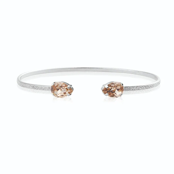 Petite Drop Bracelet i rhodium med justerbar längd och två droppformade kristaller