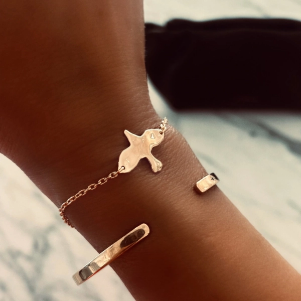 Organic Dove Bracelet Gold från Emma Israelsson i 18K guldförgylld mässing med justerbar längd och duvdesign för elegans och hopp.