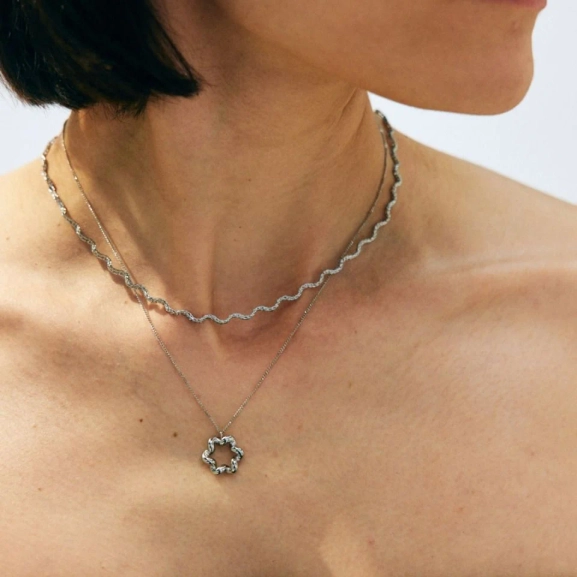 Halsband i polerat rostfritt stål med spiralformad detalj