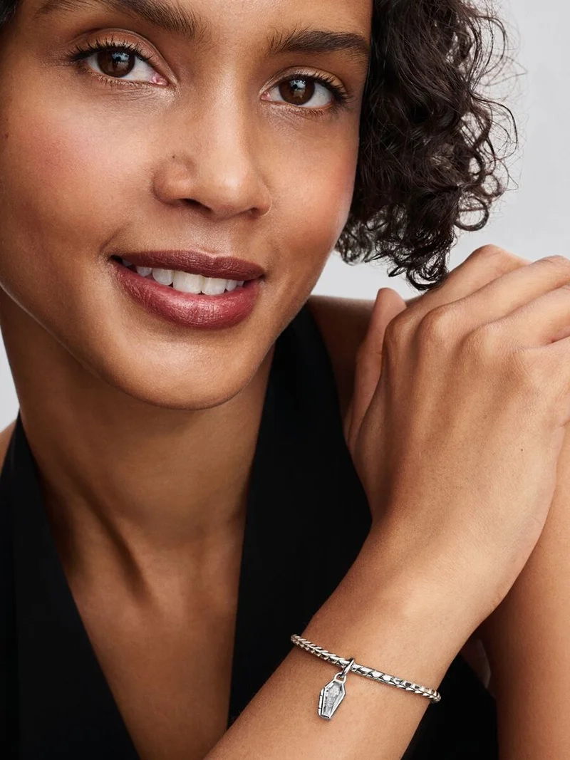 Självlysande Kista Öppningsbar Berlock från Pandora. Berlock i äkta silver med budskapet "Yours forever". Perfekt för Halloween-stil med extra dimension. Unik och förtrollande smyckesdetalj.