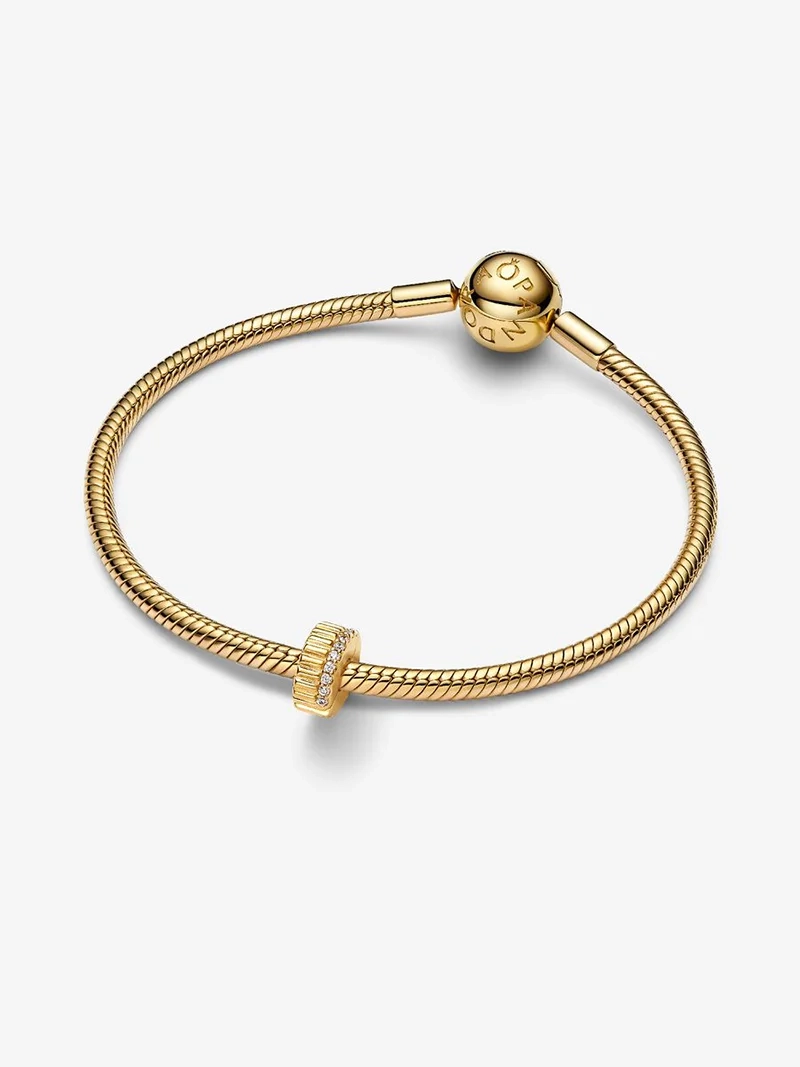 Elegant clipberlock i guld med kubisk zirkonia-stenar för en sofistikerad och säker look från Pandora Moments.