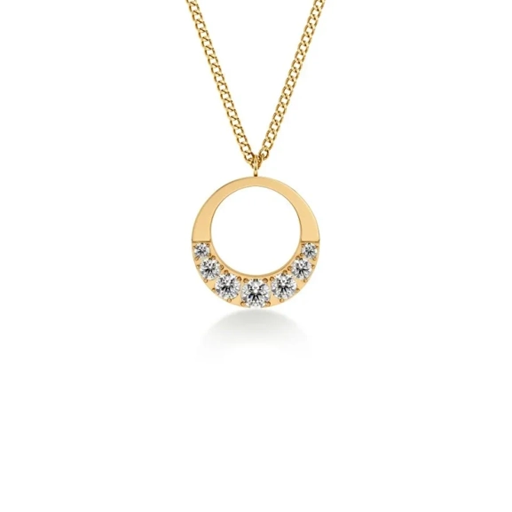 Halsband i 14K guldpläterat stål med runt hänge dekorerat med gnistrande cubic zirconia-stenar från Edblad Monarch-kollektionen.