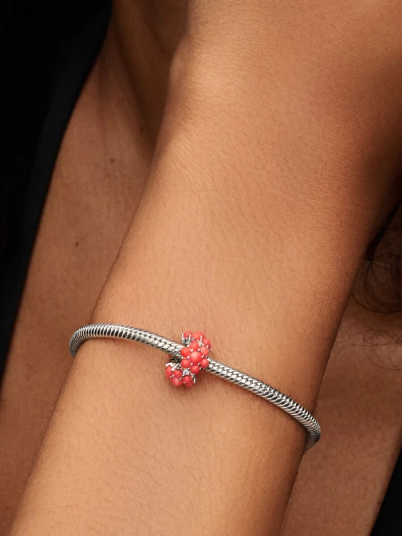 Korallfärgad havsberlock från Pandora med kubiska zirkoniastenar och korallinspirerade detaljer. Fångar skönheten i en somrig solnedgång på ett elegant sätt. Lägg till havets magi i din stil.