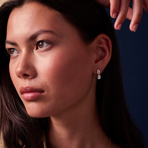 eleganta och små örhängen i 18K guldpläterat silver med gnistrande cubic zirconia.