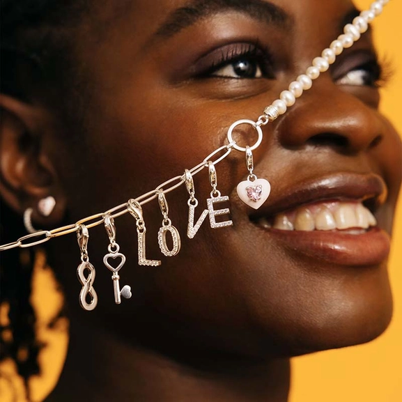 Bokstav V med Vita Stenar Berlock - Thomas Sabo - Snabb leverans & paketinslagning - Nordic Spectra
