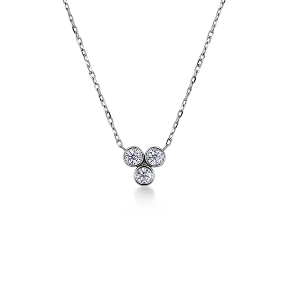 Halsband i polerat rostfritt stål med tre gnistrande cubic zirconia-stenar