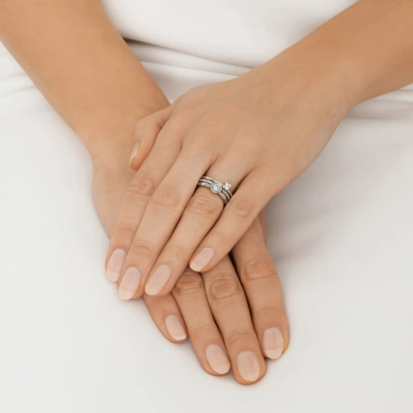 Stars & Signature Thin Ring i vitguld med 44 briljantslipade diamanter