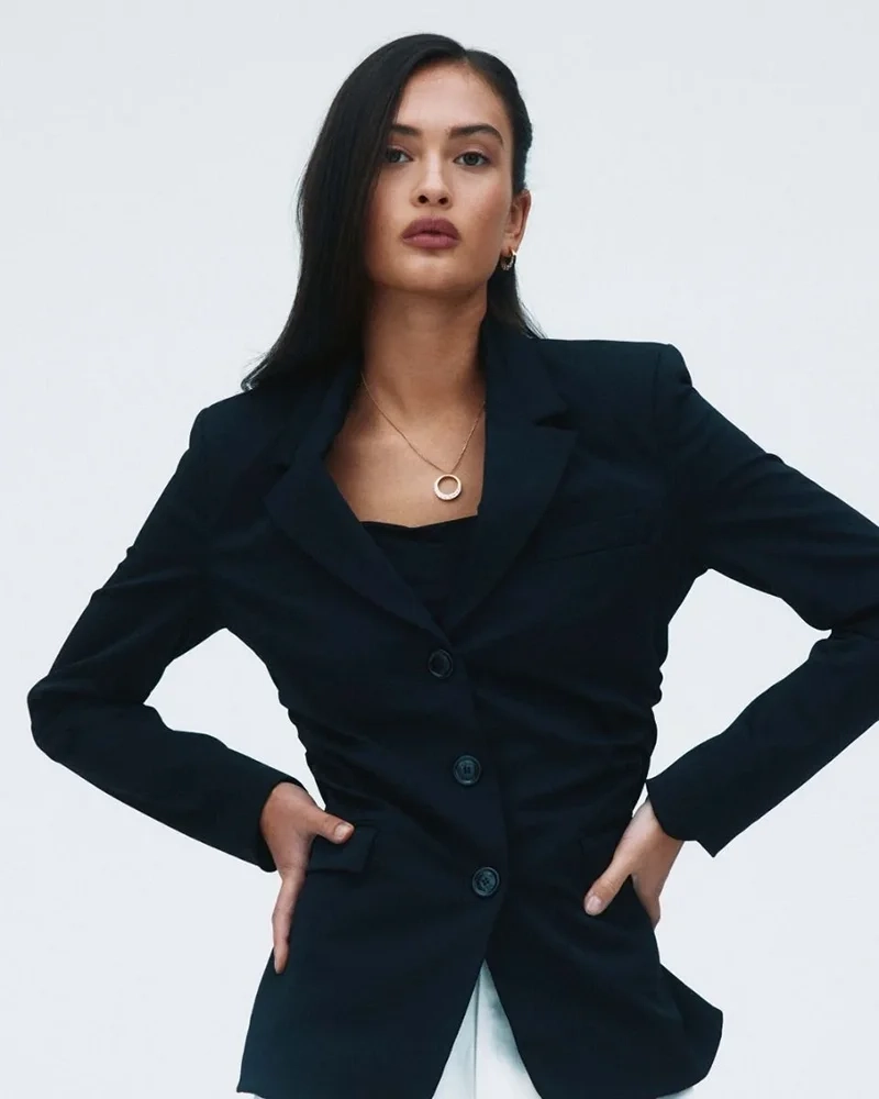 långt halsband i 14K guldpläterat stål med gnistrande cubic zirconia-hänge från Edblad.