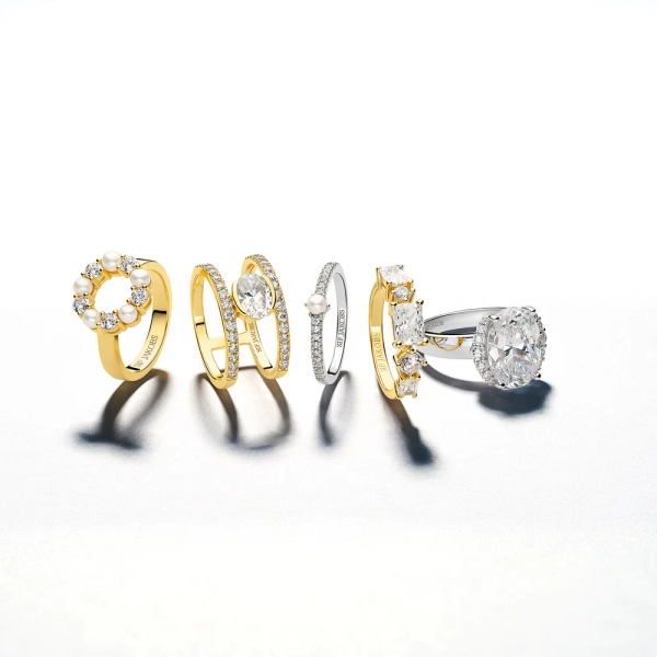 elegant 18K guldpläterat silver med gnistrande cubic zirconia-stenar.