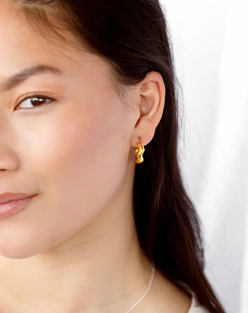 Bolded Wavy Earrings Gold - Syster P - Snabb leverans & Gratis paketinslagning - Nordic Spectra
