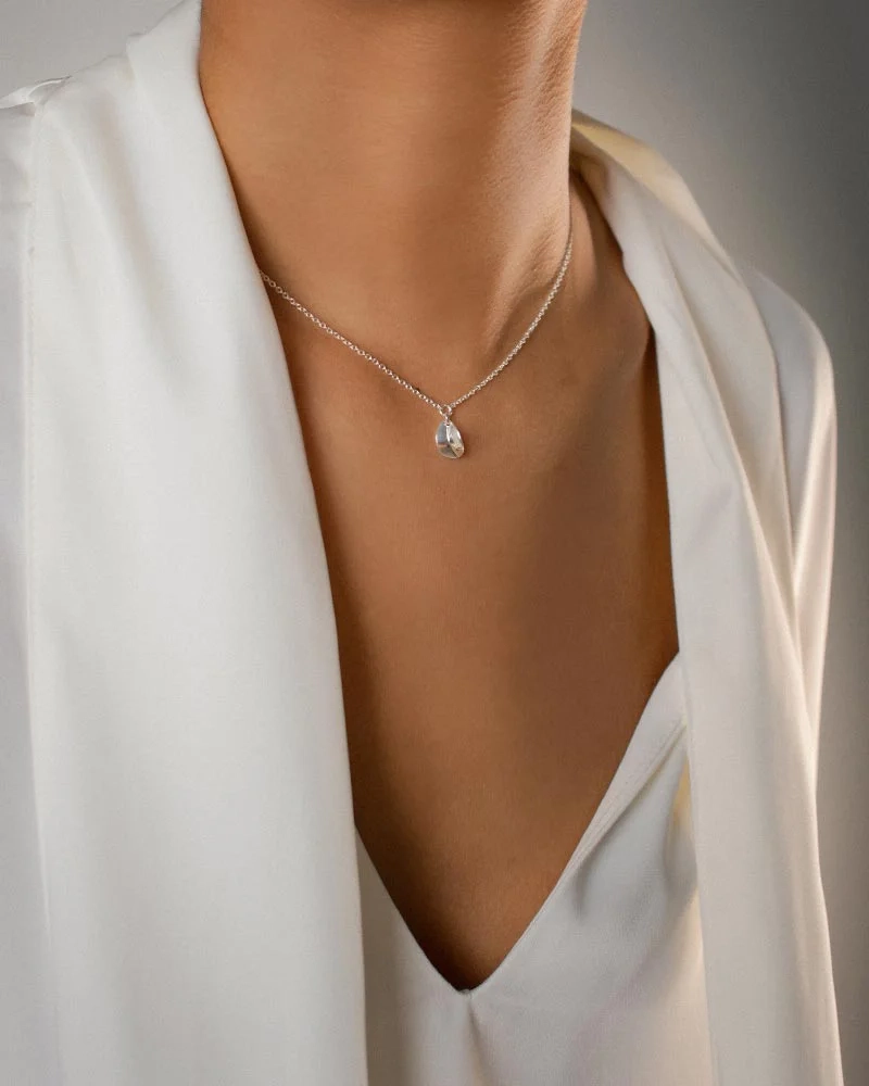 Botanica Drop Necklace - Drakenberg/Sjölin Halsband- Snabb leverans & paketinslagning - Nordic Spectra