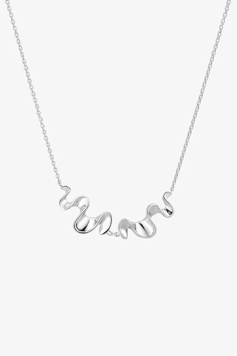 Drakenberg Sjölinin kiillotetusta hopeasta valmistettu Water Flow -kaulakoru. Veistoksellinen kaulakoru orgaanisella ja ajattomalla muotoilulla.