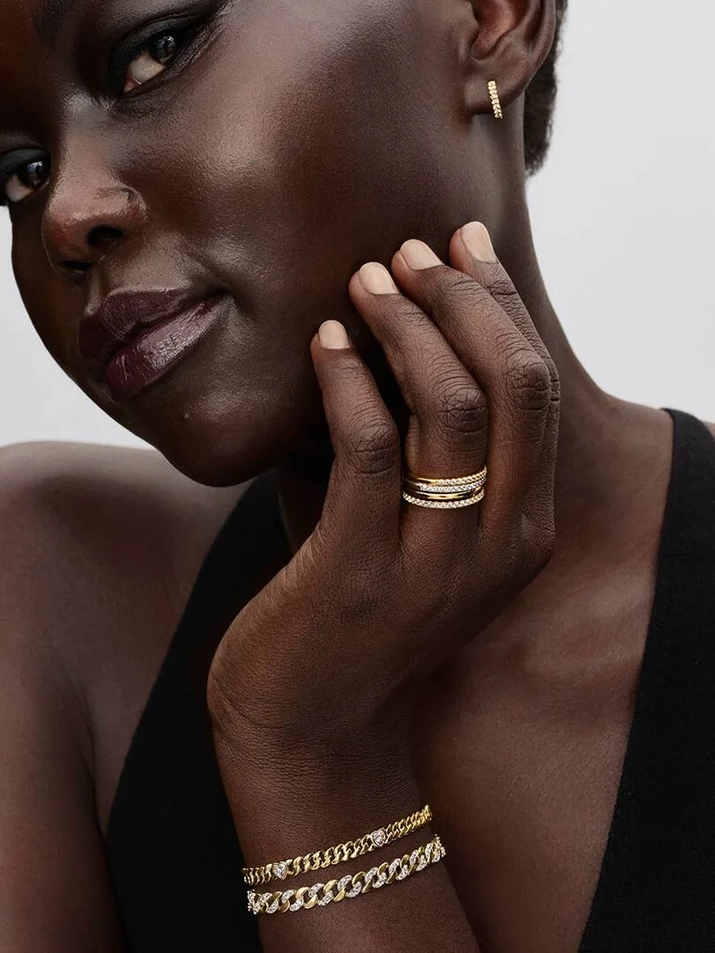 Armbandsset med hjärtformade stenar pläterade med 14 karat guld från Pandora Timeless. Symboliserar kärlek och gemenskap