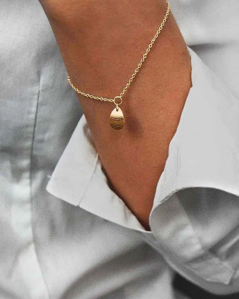 Leaf Drop Bracelet Gold - Drakenberg Sjölin Armband - Snabb frakt & paketinslagning - Nordicspectra.se