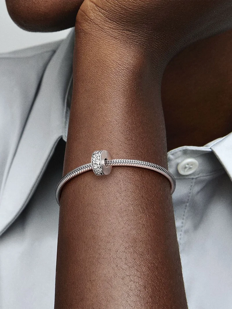 Skimrande Pavé Klämstopp i silver med Cubic Zirconia stenar från Pandora Moments kollektionen.