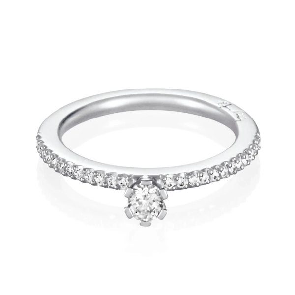 High On Love & Stars Ring i 18K vitguld med en briljantslipad diamant och pavéinfattade små diamanter längs den smala skenan.