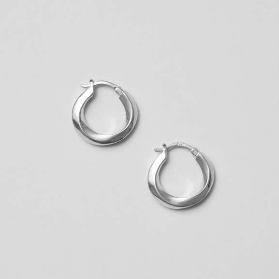Small Swirl Hoops Silver i återvunnet 925 Sterling Silver