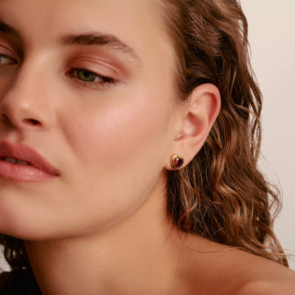 Rött Hjärta Elyndra Stiftörhängen Guld från Thomas Sabo i 18K guldpläterat silver med röda hjärtformade zirkoniastenar.