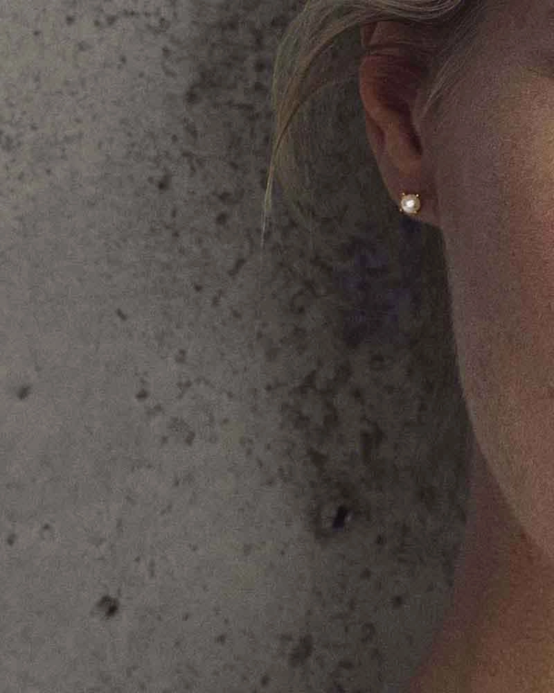 Petite Pearl Studs Gold - Drakenberg/Sjölin - Suuri valikoima & ilmainen lahjapaketointi - Nordicspectra.fi