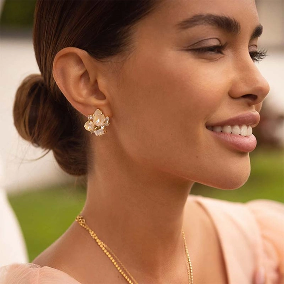 Angelina Earrings Gold Ivory Delite Combo - Caroline Svedbom - Nopea toimitus ja lahjapakkaus - Nordic Spectra