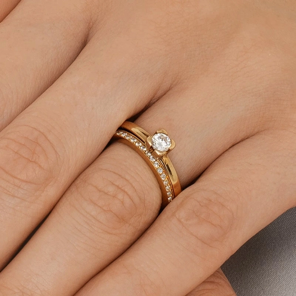 Stars & Signature Thin Ring från Efva Attling i 18K guld med 44 diamanter